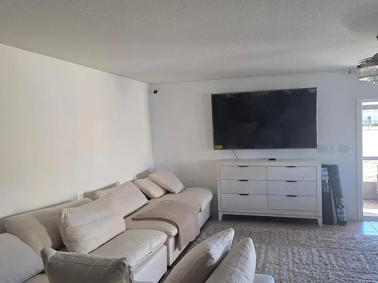 Merlot Sienna Ave — Photo 1