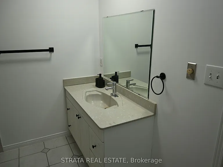 199 King St E #1 — Photo 11