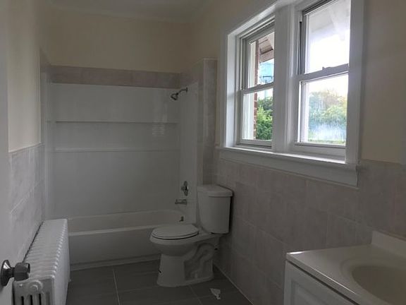 4th image of 290 Glen St #B