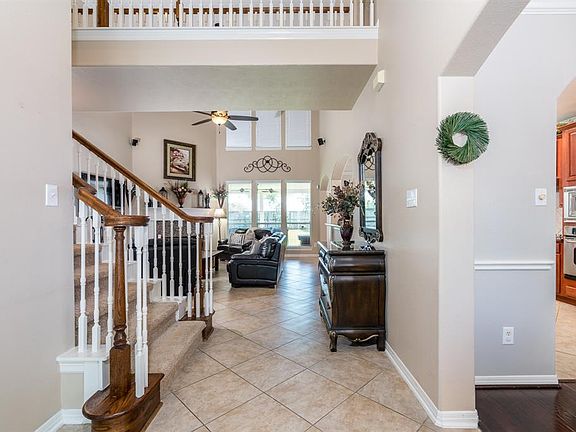 When you enter this home, it's light and bright! Oversized ceramic tile flooring flows from the entry into the family room, breakfast area and kitchen!