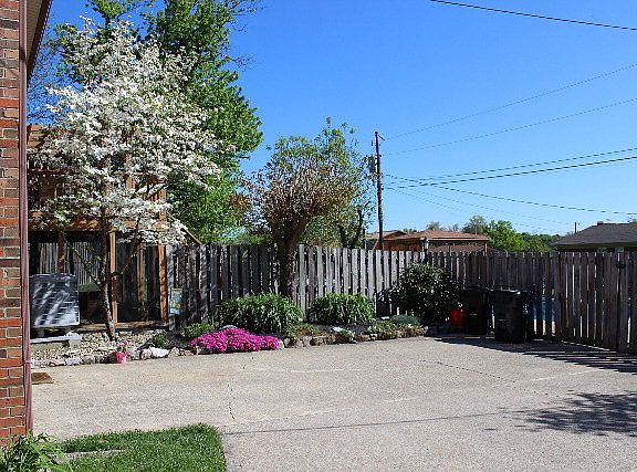 3rd image of 111 Eastern Hills Dr