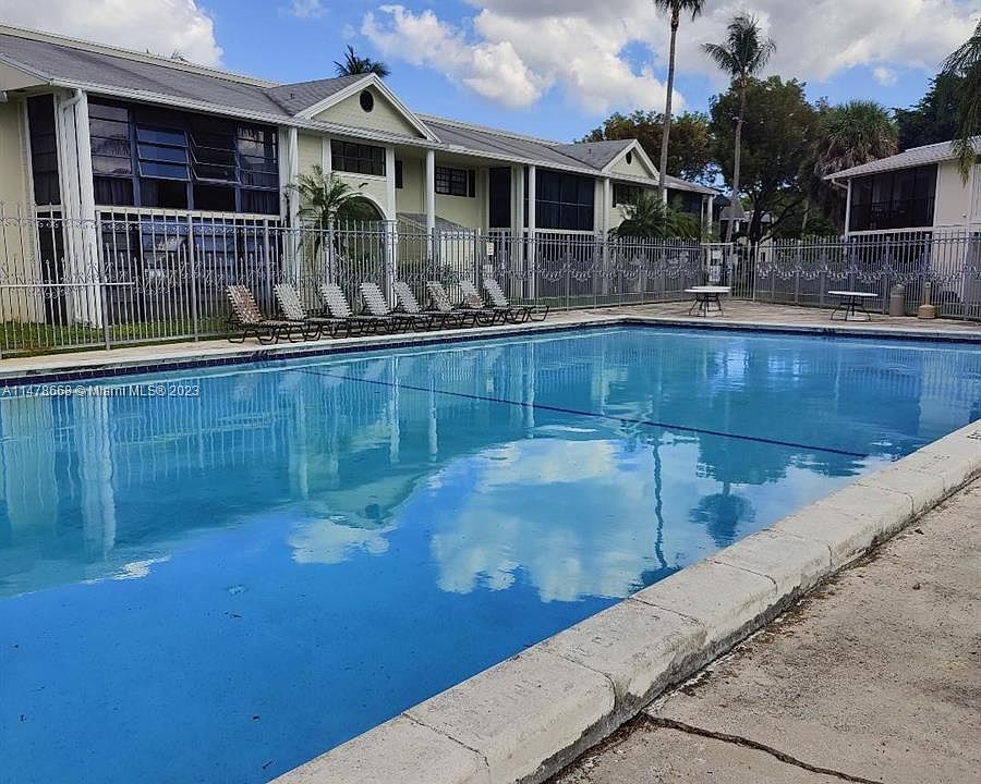 1st image of 917 NE 199th St APT 201