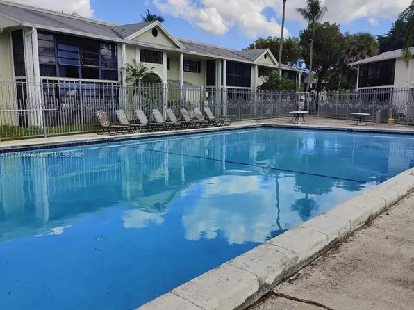 917 NE 199th St APT 201, North Miami Beach, FL 33179