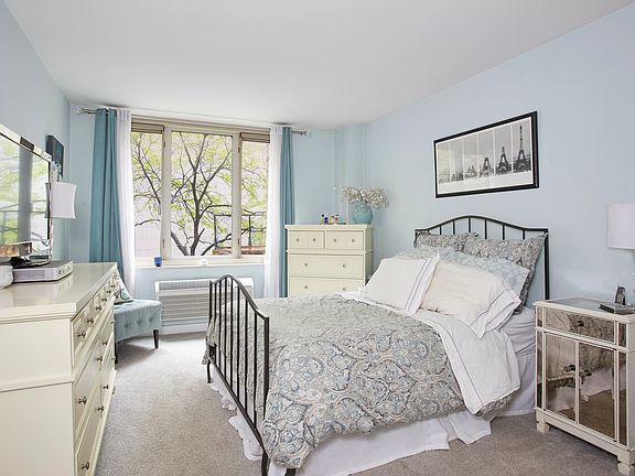 4th image of 130 W 67th St APT 2C