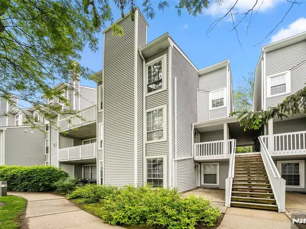 32 Mallard Ct, Englewood, NJ 07631