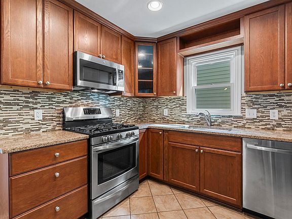 5th image of 3043 Nevada Ave S