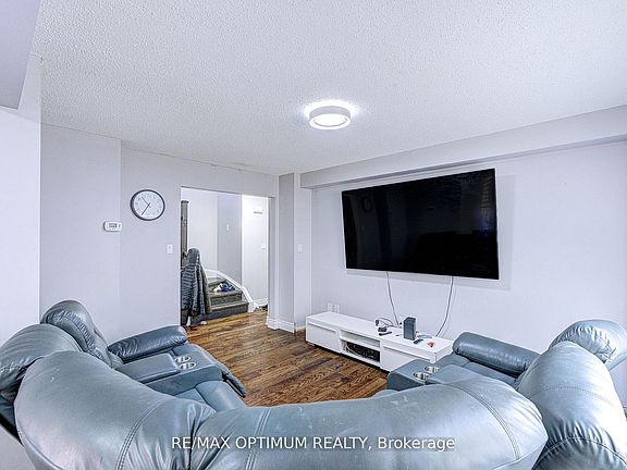 3rd image of 5 Roehampton Cres