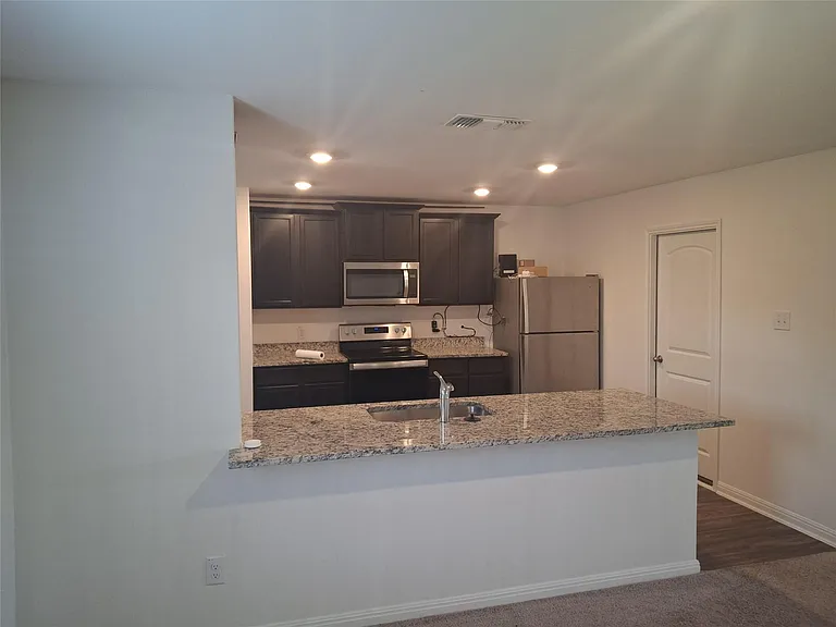 405 Riverdale Dr — Photo 2