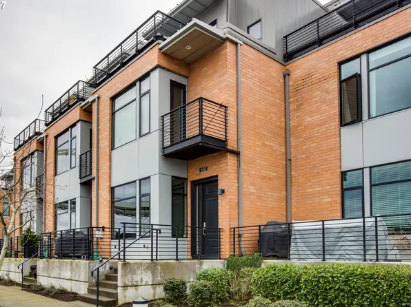 1682 NW Riverscape Ct, Portland, OR 97209