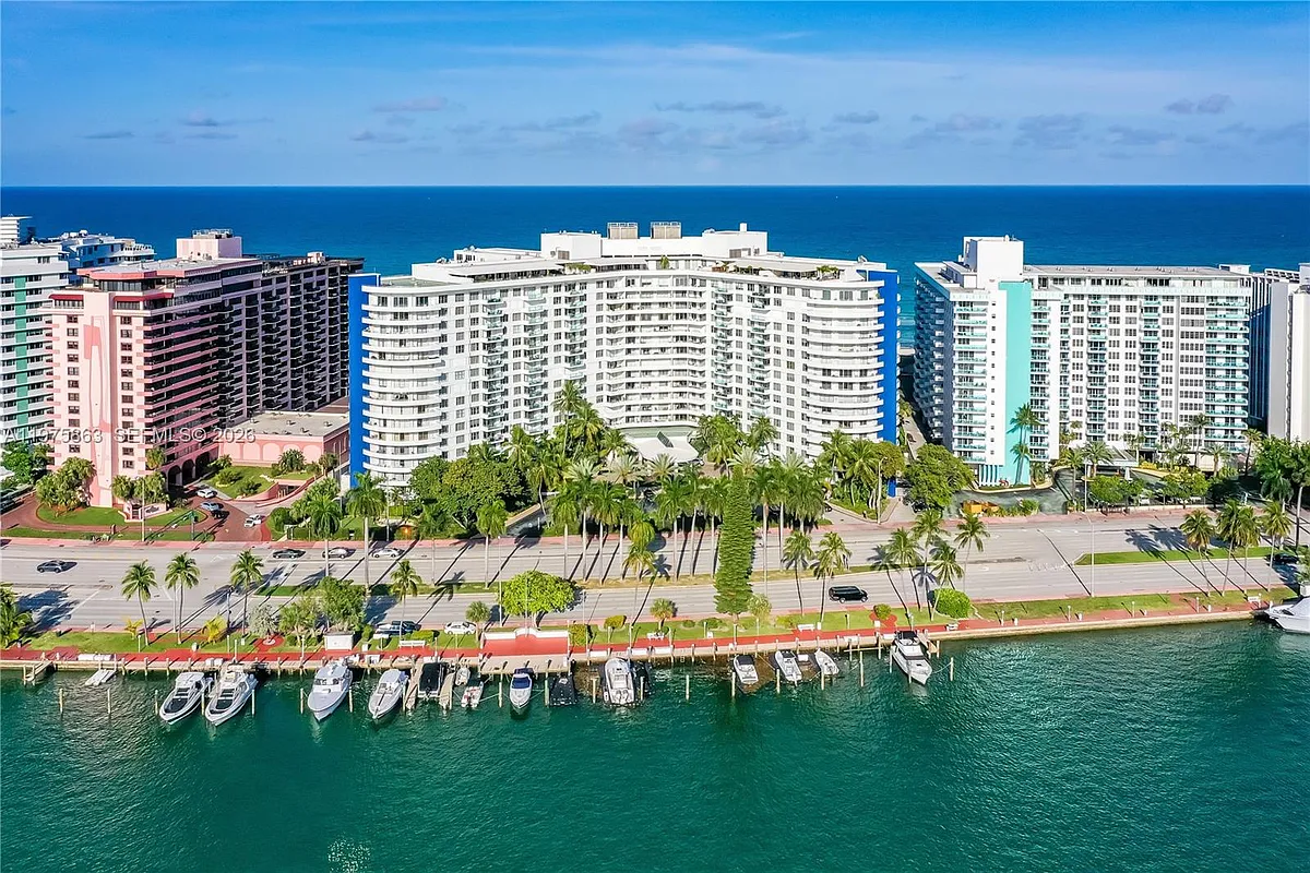 Building Photo - 5161 Collins Ave #1012