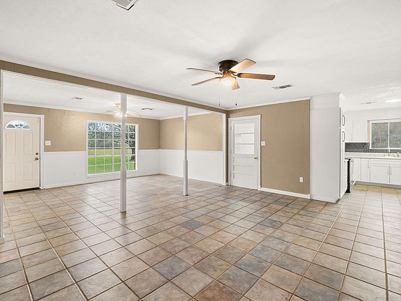 2nd image of 707 W Hawthorne Rd