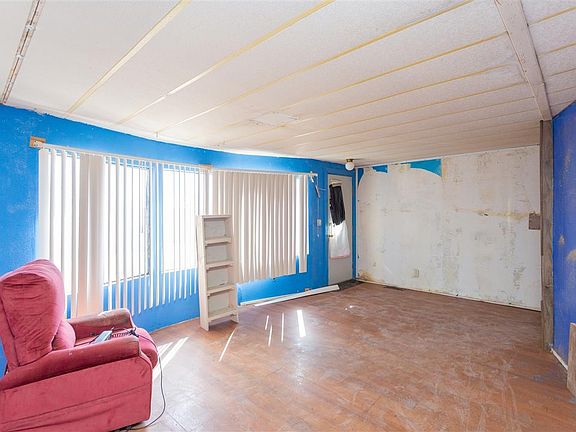3rd image of 902 Hawthorne Ln