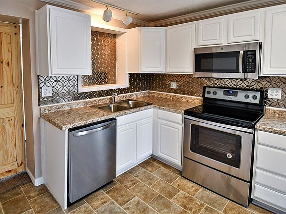3rd image of 844 Carol Dr