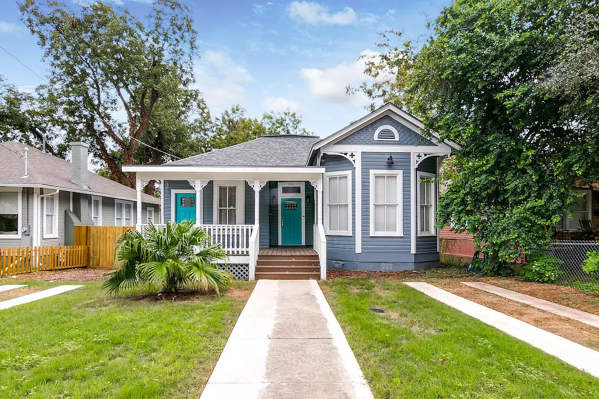 Vintage charm looks deceptively small but boasts ~2444 sf of thoroughly renovated, open concept living. - 510 E Mistletoe Ave