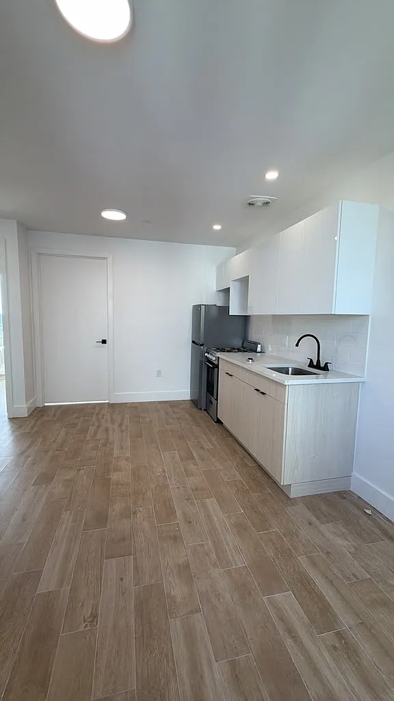 3 bed, $3,575 — Photo 1