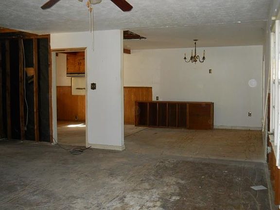 3rd image of 807 S Van Buren St