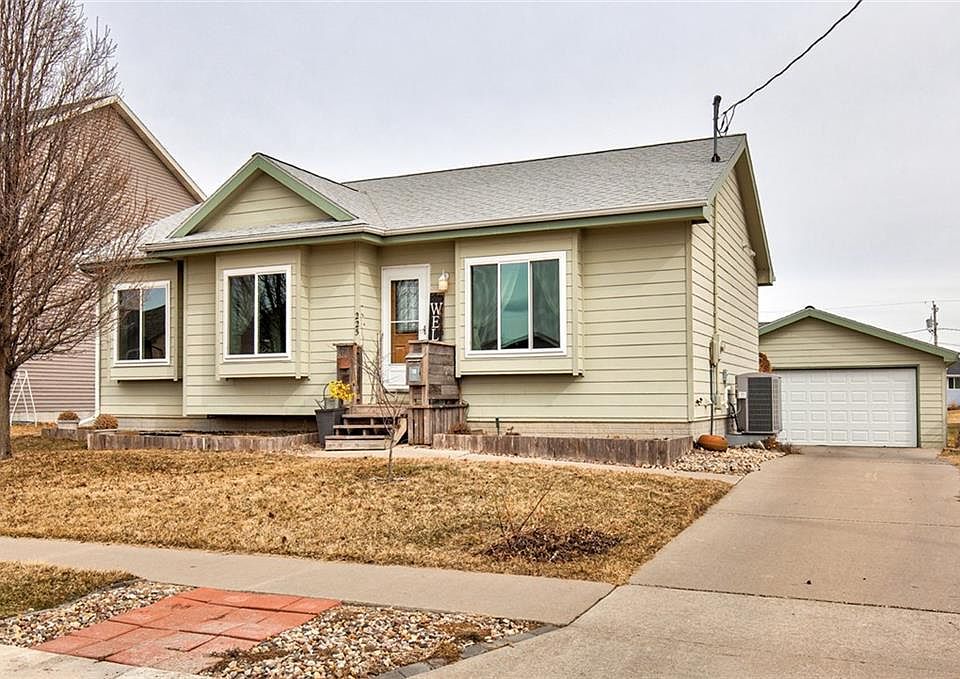 1st image of 225 NE Allison Ave