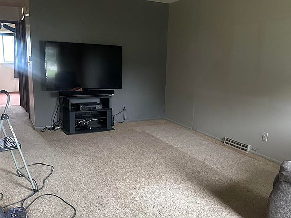 3rd image of 1000 River Dr