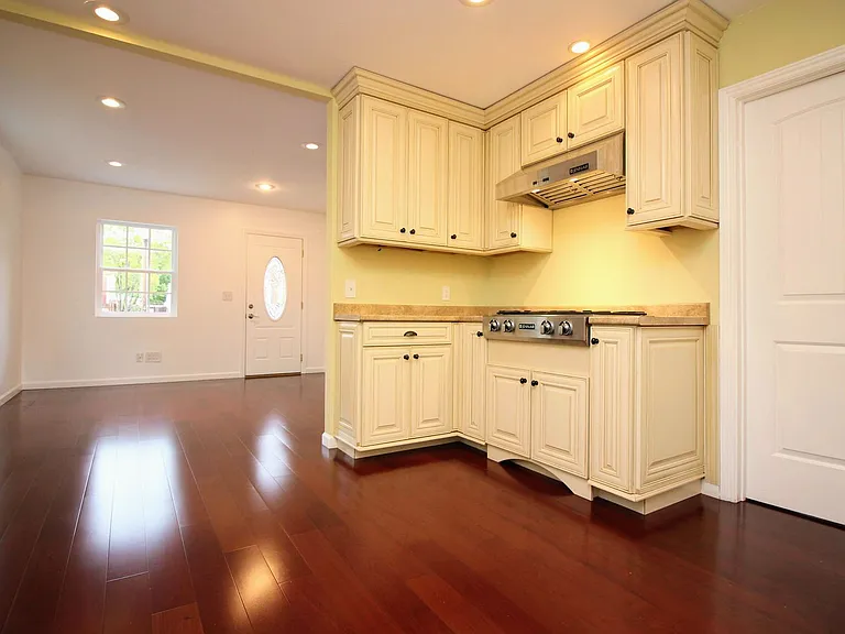 1151 Corby Ave — Photo 9