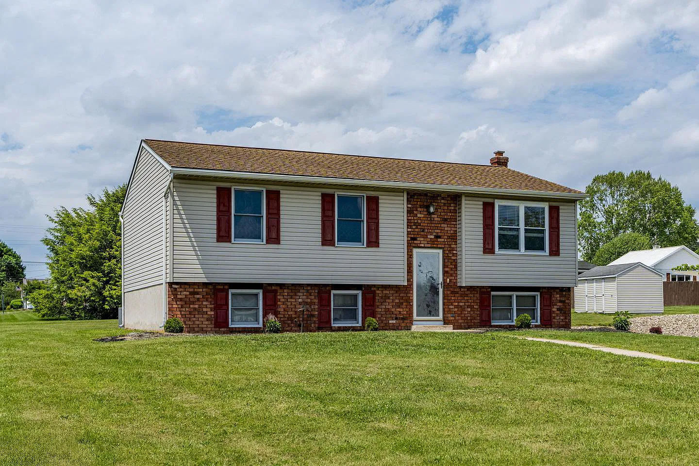 3 bed, 1.5 bath, 2329 sqft, $1,695 — Photo 2