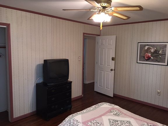 3rd image of 522 Elwood St