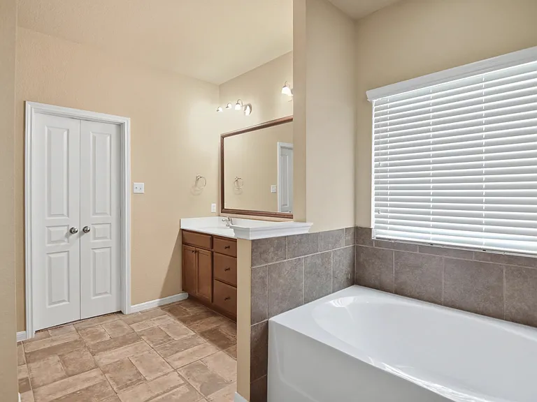 410 Stonehouse Ln — Photo 14