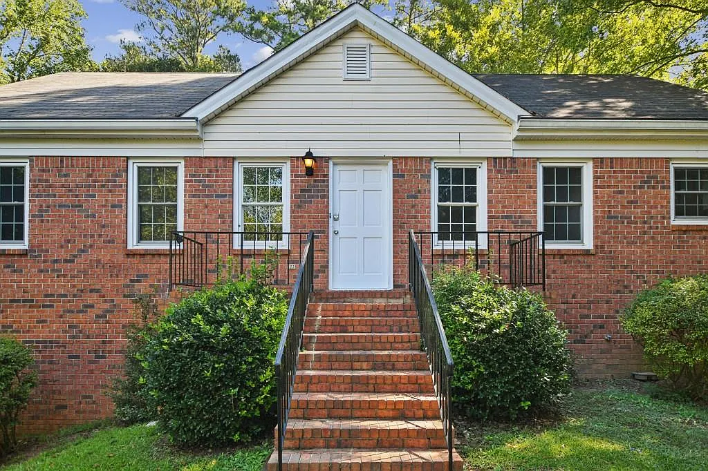 4 bed, 2.0 bath, 2304 sqft, $2,600 — Photo 3