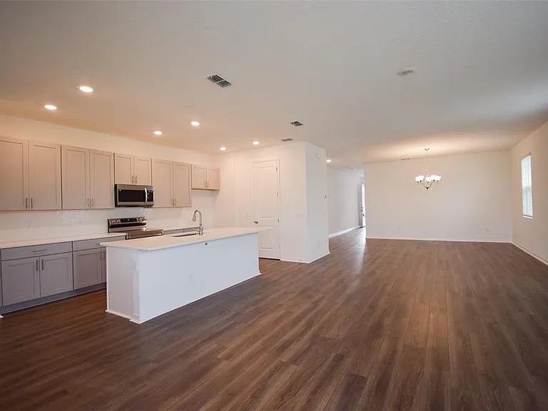 2370 Lancashire St — Photo 7