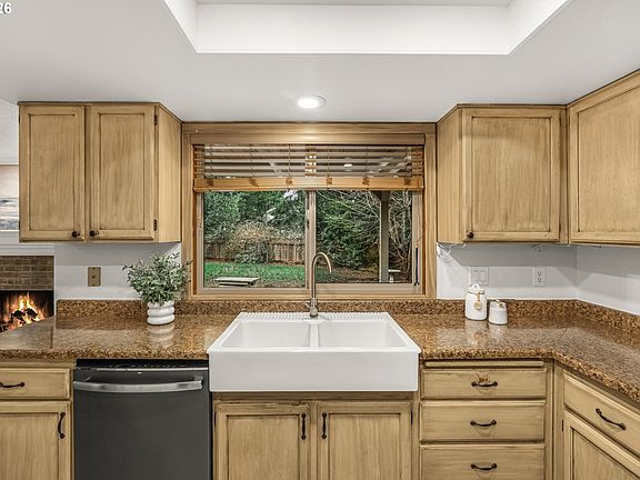 4th image of 820 NE 154th Ave