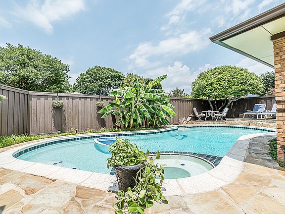 3rd image of 3401 Parkhaven Dr
