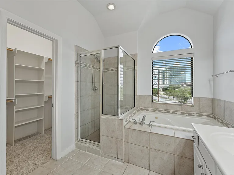 2402 Calumet St #D — Photo 7