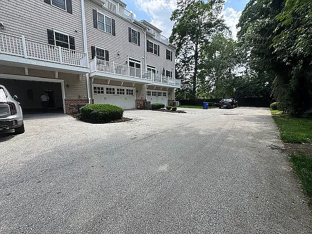 748 Moore Ave — Photo 33
