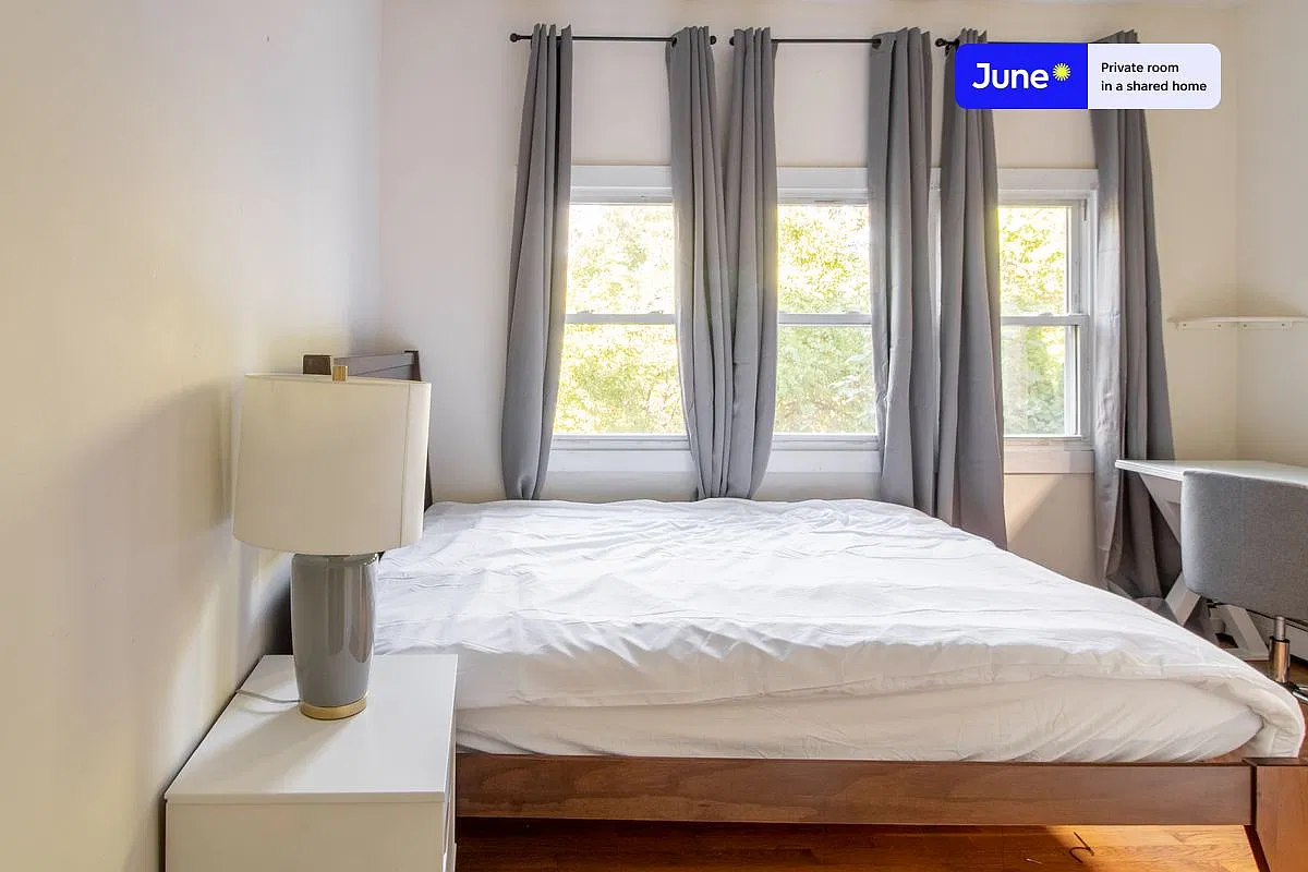 Queen bedroom in 5 bed/1 bath home in Mission Hill #1068 E — Photo 1