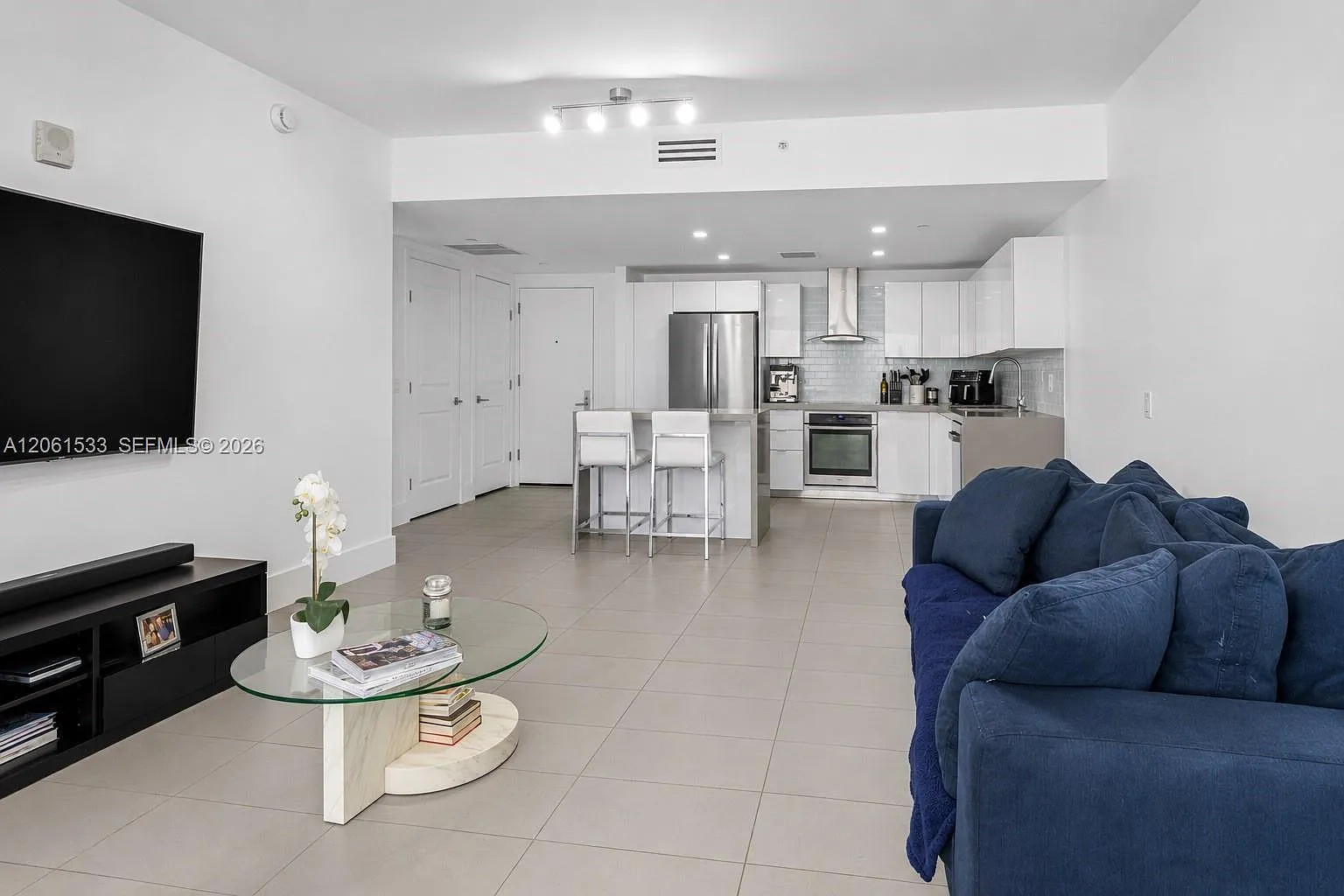 Canvas Condo — Photo 1