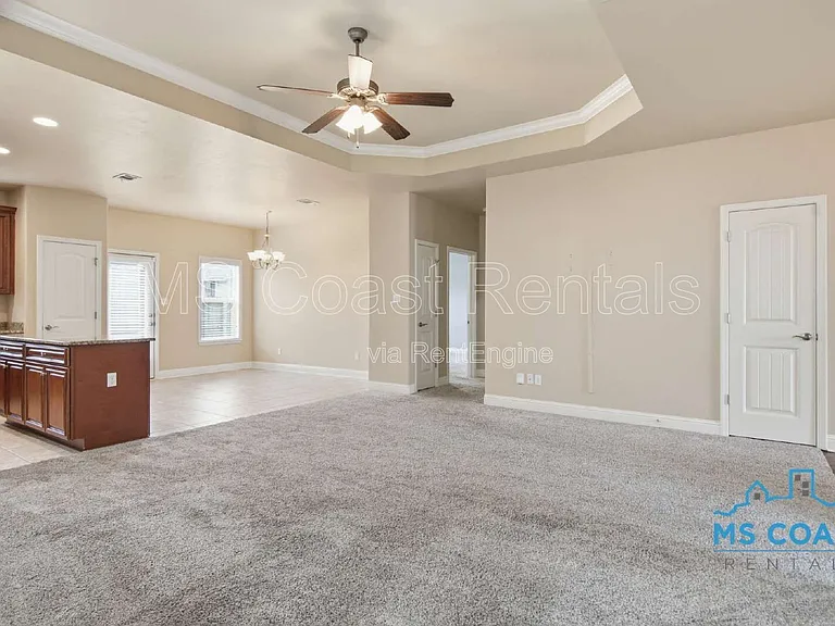 915 Old Towne St — Photo 5