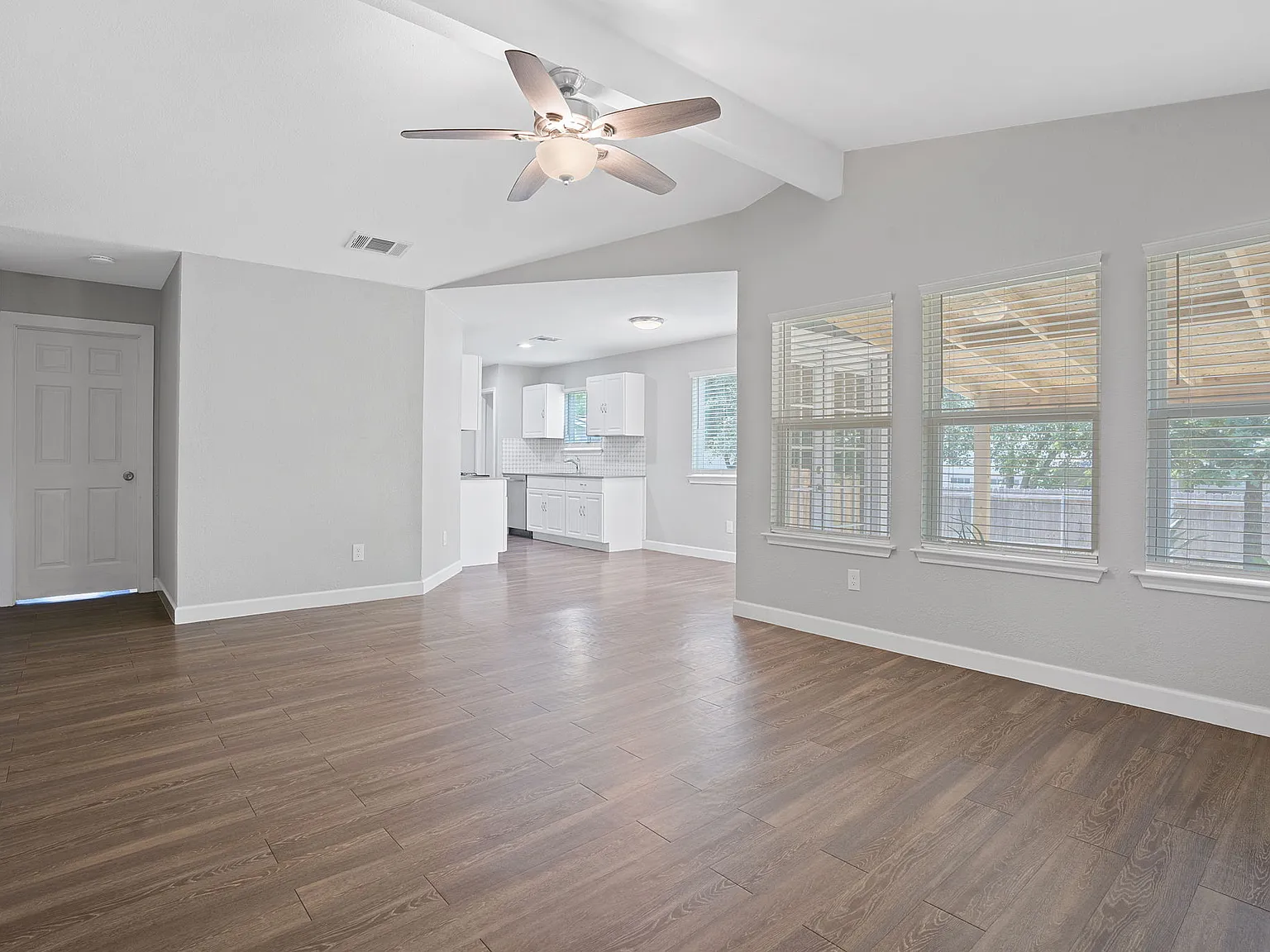3 bed, 1080 sqft, $2,200 — Photo 4