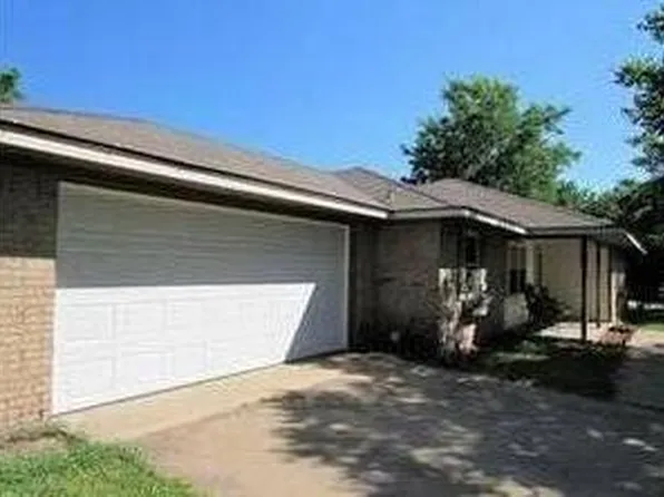 2108 N Village Dr, Bonham, TX 75418