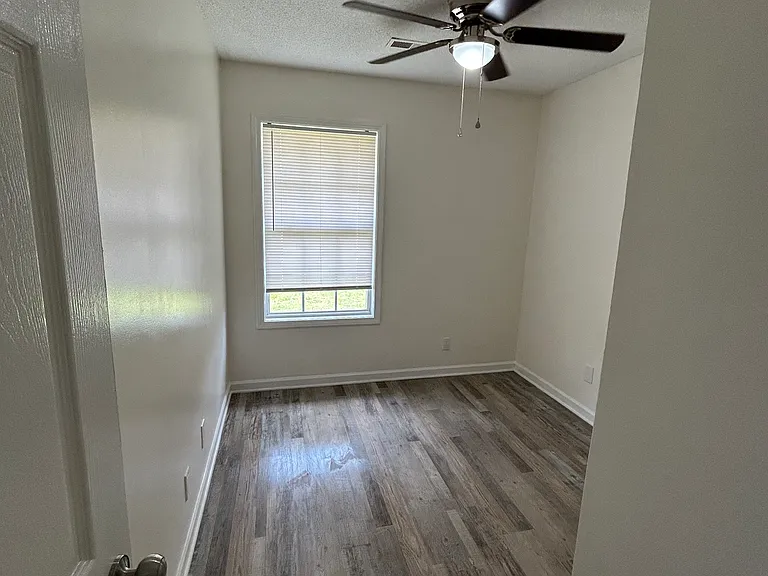 220 Anthony Ln #D — Photo 5