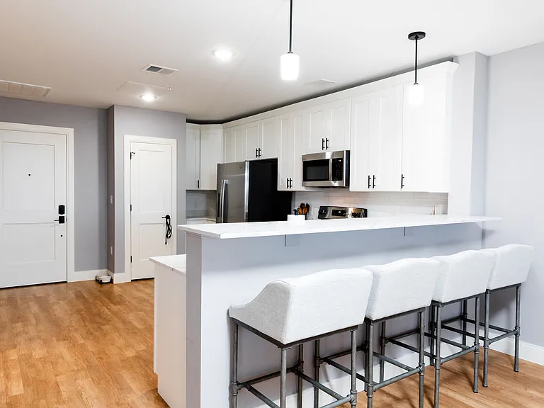 The Residence at 1000 Elm — Photo 8