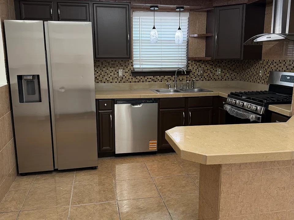 8665 Adriana Ct