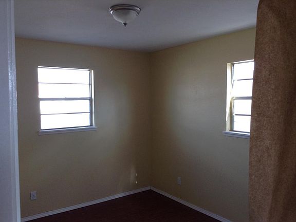 3rd image of 925 Dahlia St