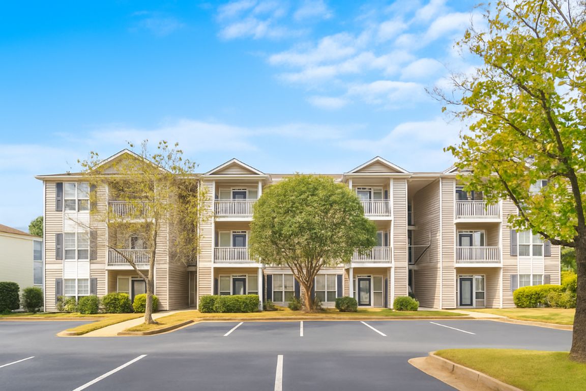 Apartments at Lake St James in Conyers GA