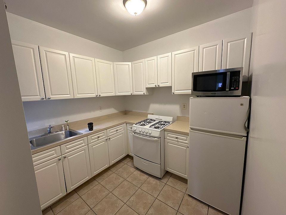 1st image of 256 E 89th St APT 12