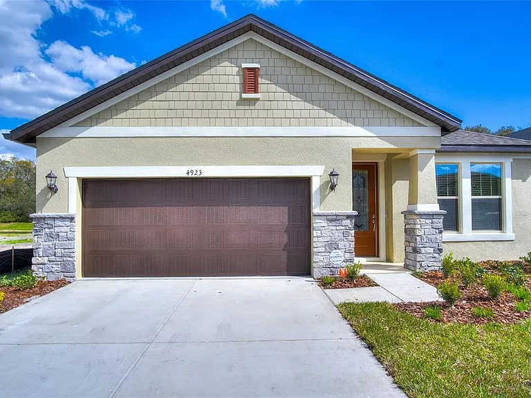 4923 Rolling Green Dr — Photo 1