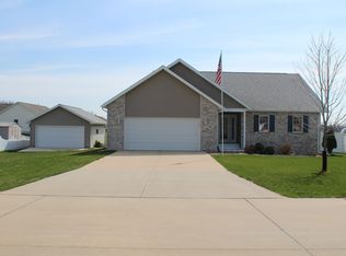 611 Hunter Dr, Evansdale, IA 50707
