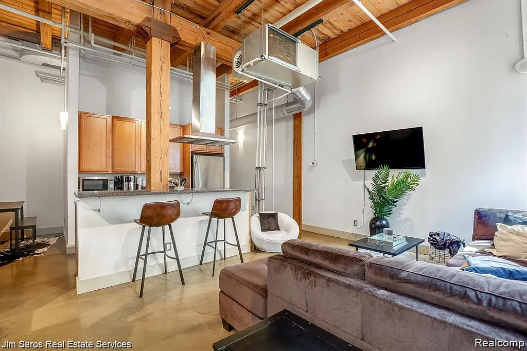 2 bed, 10000 sqft, $1,700 — Photo 3