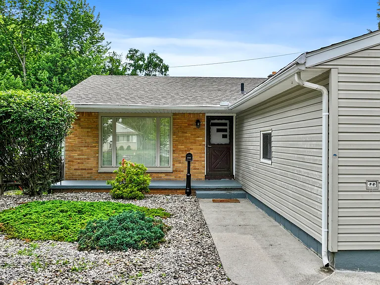 4637 Clover Ln — Photo 3