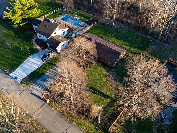 4th image of 100 E Michelle Ln