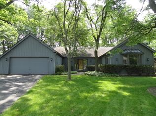220 Hickory Ct, Lake Bluff, IL