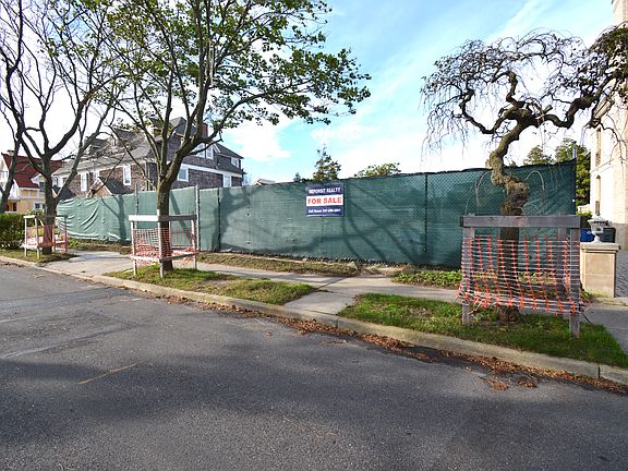 3rd image of 179 Beach 142 St